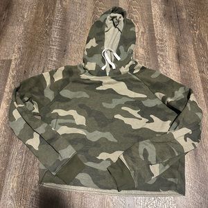 Cropped camo hoodie